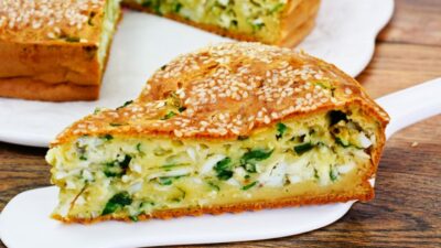 Весенний пирог с яйцом и луком на сметане
