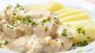 Курица с картошкой и чесноком в сметане в мультиварке