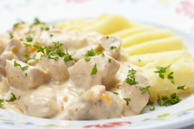 Ароматная курица с картофелем в мультиварке – кулинарный рецепт