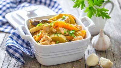 Куриное филе с кабачками и картофелем в сметане