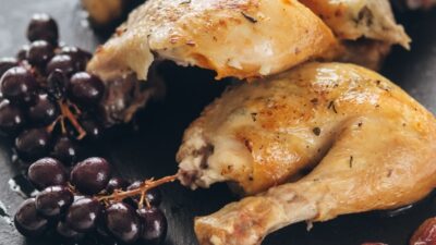 Курица с виноградом и розмарином в духовке