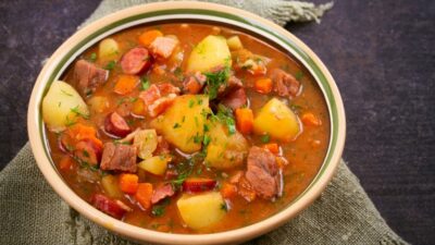 Свинина с картофелем и сметаной в мультиварке