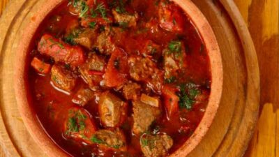 Свинина с помидорами и морковью в мультиварке