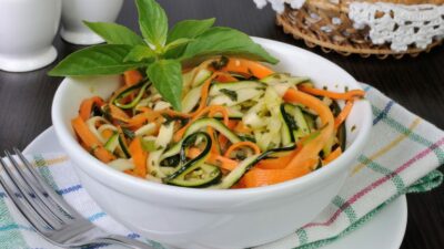 Теплый салат с цукини, морковью и чесноком