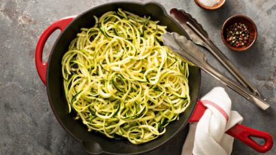 Салат с макаронами, цуккини и моцареллой