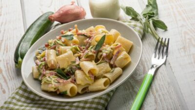 Паста с беконом, цукини, сыром в сливочном соусе