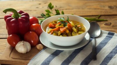 Куриный суп с зелеными помидорами и перловкой