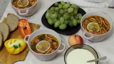 Мясная солянка с копченостями и зелеными помидорами