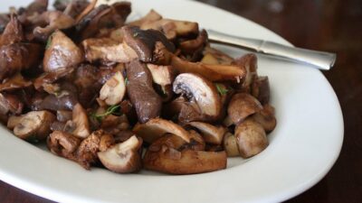 Тушеные шампиньоны в красном вине