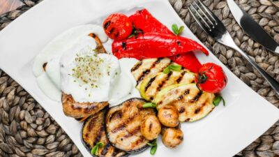 Овощные медальоны со сметаной и укропом