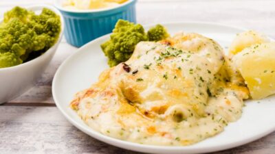 Запеканка из рыбы и цветной капусты с сыром