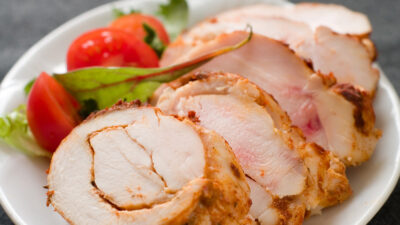 Пастрома из куриных грудок в медовой глазури
