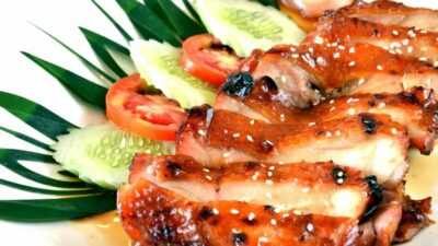 Куриное филе с соусом терияки и кунжутом на сковороде