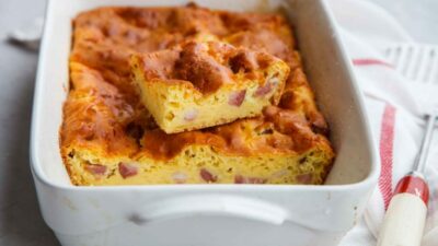 Ленивый пирог с сосисками и сыром на кефире