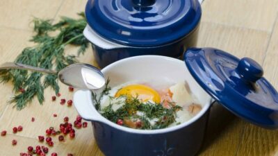 Яйца с шампиньонами и беконом в горшочках