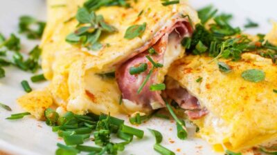 Омлет с начинкой из колбасы с сыром