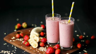 Молочный клубнично-банановый смузи с овсянкой