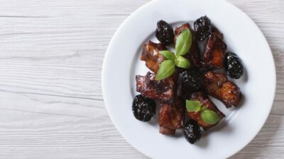 Свиные ребрышки в сливово-медовом маринаде