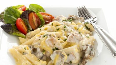 Слоеный салат с куриным филе, грибами и сыром