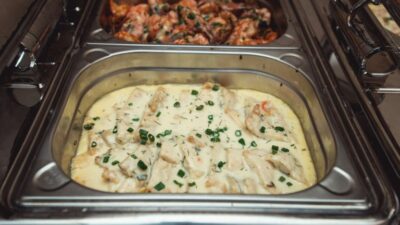 Запеченое куриное филе под сметанно-чесночным соусом