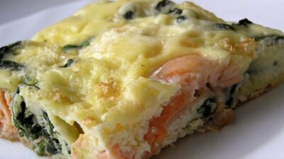 Макаронная запеканка с лососем, шпинатом и сыром рикотта