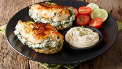 Куриные грудки с сыром и шпинатом в йогурте