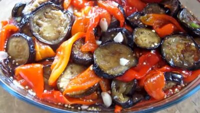 Маринованные баклажаны с болгарским перцем и зеленью