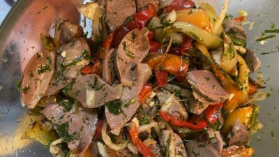 Куриные желудки с цукини и болгарским перцем
