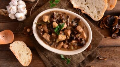 Простой суп из лесных грибов с картофелем