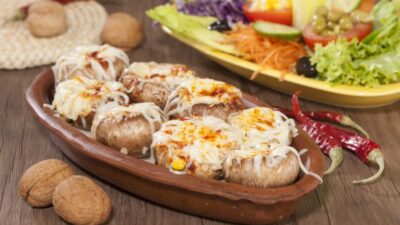 Фаршированные грибы с сыром и корнишонами