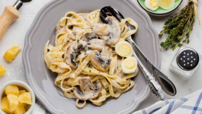 Паста с шампиньонами и орехами в сливочном соусе