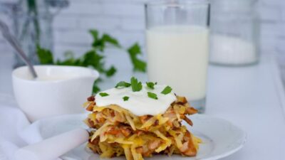 Жареные лисички в сметане с отварным картофелем