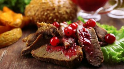 Маринованная говядина в клюквенном соусе