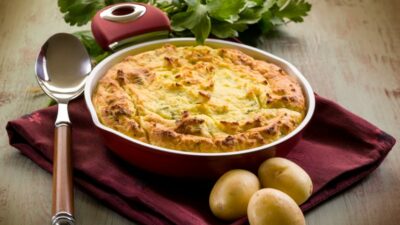 Пирог с начинкой из картофеля со свининой