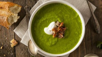 Летний гороховый крем-суп с гренками