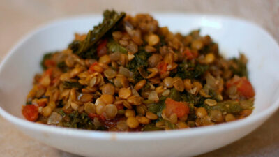 Зеленая чечевица с овощами и маринованными огурцами