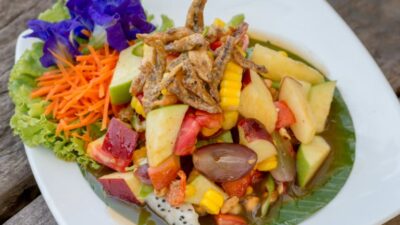 Салат с соленой скумбрией, кукурузой и яблоком