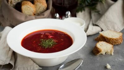 Борщ со свининой и квашеной капустой в мультиварке