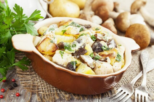 Соленые грибы с картофелем по-деревенски в духовке