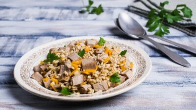 Перловая каша со свининой и яблоками