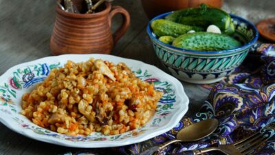 Плов из перловки с мясом и острым перцем