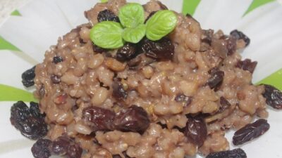 Сочиво из перловки с орехами, изюмом и маком