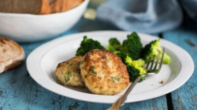 Котлеты из щуки с копченой колбасой