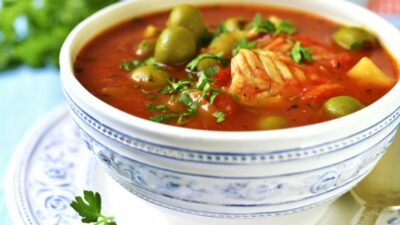 Рыбная солянка с копченой рыбой и креветками