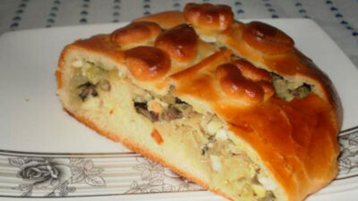 Кулебяка с капустой, грибами из дрожжевого теста