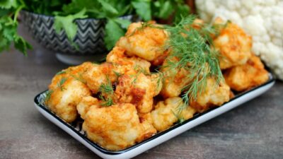 Цветная капуста в кляре с зеленью и сыром