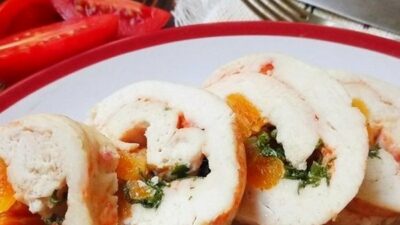 Праздничный куриный рулет с грибами и курагой