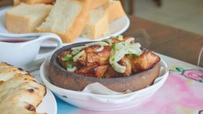Маринованный лук с зеленью укропа