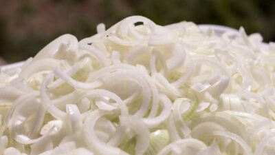 «Походный» вариант маринования лука с зеленью