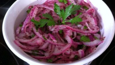 Маринованный лук с лимонным соком и зеленью